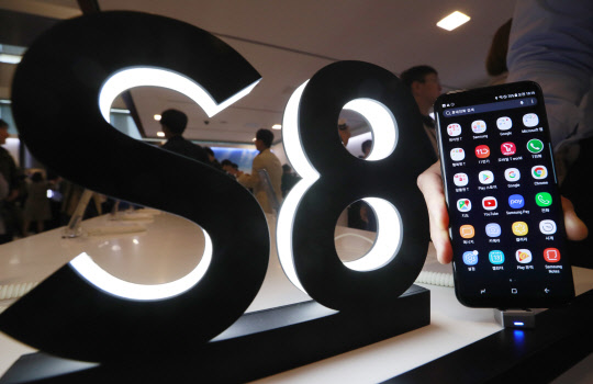 '이것이 갤럭시S8'   13일 서울 삼성전자 서초사옥에서 열린 갤럭시S8 미디어데이 행사에서 홍보도우미들이 갤럭시S8을 들고 포즈를 취하고 있다. 갤럭시S8 시리즈는 지문·홍채·얼굴 등 세 가지 생체 정보를 인식하는 센서를 탑재한 것이 특징이다. 2017.4.13